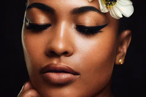 Winged eyeliner makeup look with daisy